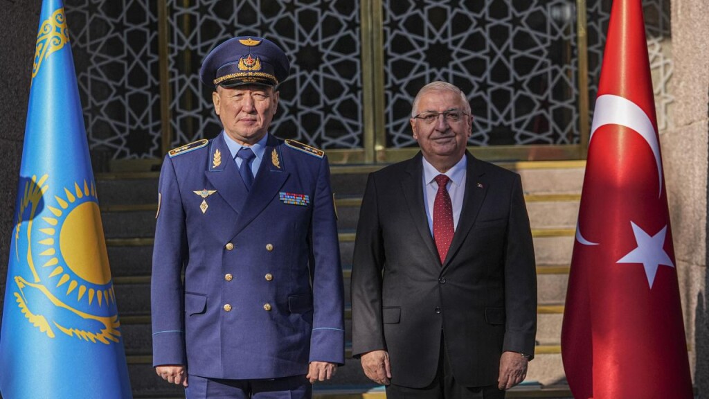 Türkiye Milli Savunma Bakanı Güler Kazakistanlı mevkidaşı ile görüştü