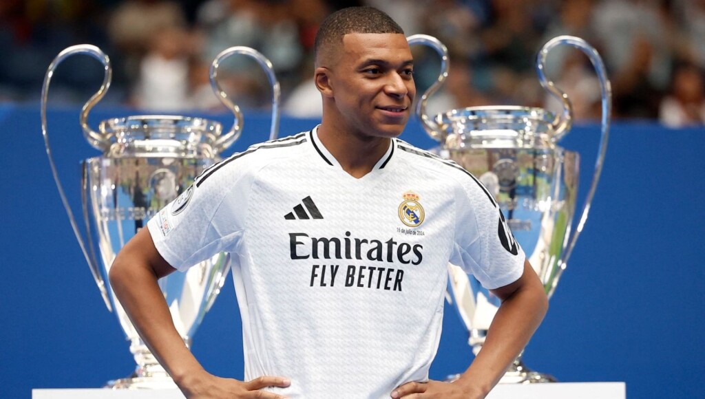 Real Madrid, Mbappe'yle 80 binden fazla taraftarın önünde sözleşme imzaladı