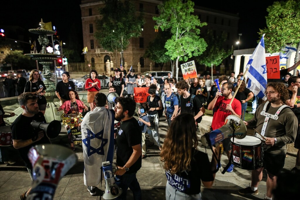 İsrailliler Batı Kudüs’te gösteri düzenleyerek Netanyahu’nun istifa etmesini istedi