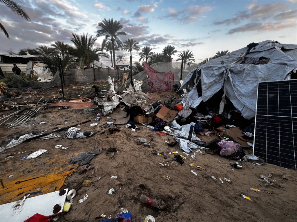 İsrail, Hamas ile ateşkes anlaşması sağlamasına rağmen Gazze'ye saldırılarını sürdürüyor