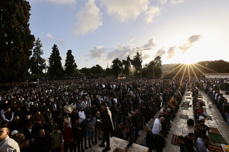 Mescid-i Aksa'da yaklaşık 120 bin Müslüman bayram namazını kıldı