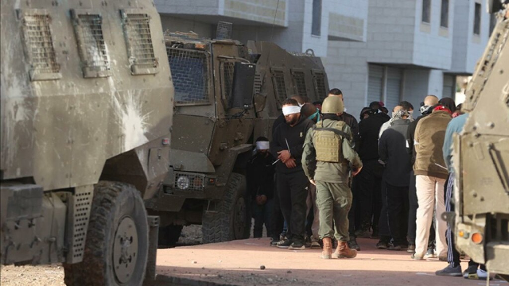 İsrail askerleri, işgal altındaki Batı Şeria'da 20 Filistinliyi gözaltına aldı