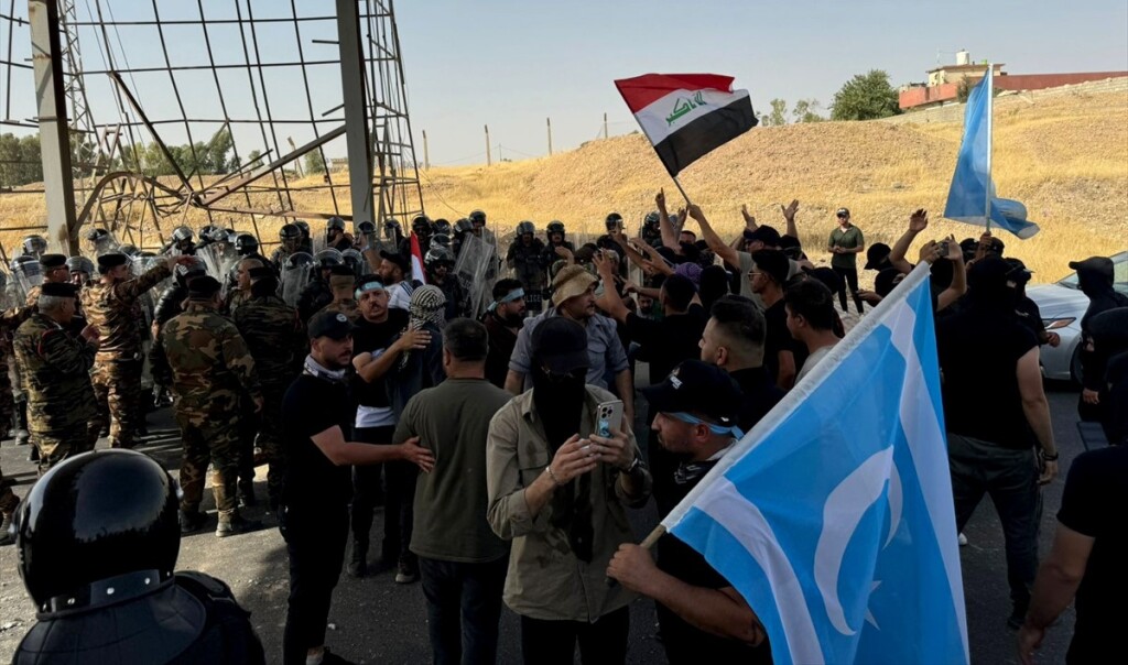 Kerkük’e bağlı Altunköprü kasabasındaki Türkmen protestocular, karayolunu trafiğe kapattı