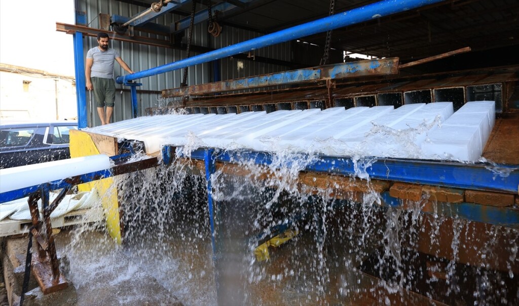 Termometrelerin 50 dereceyi aştığı Irak'ta bazı bölgelerde hayat durma noktasına geldi