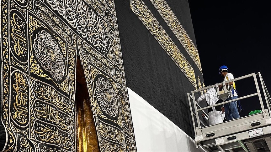 Kabe'nin örtüsü değiştirildi