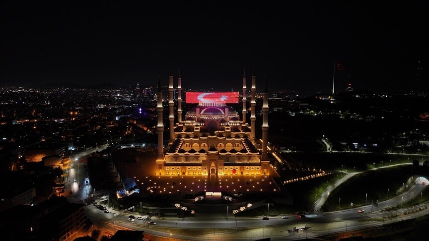 Türkiye'de 15 Temmuz şehitleri için sela okundu