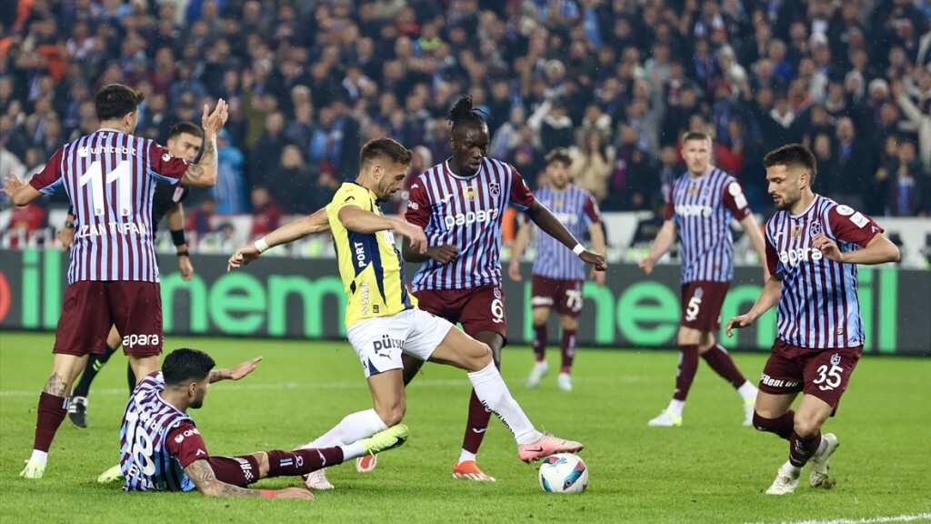 Fenerbahçe, Trabzon'da uzatmanın son dakikasında güldü
