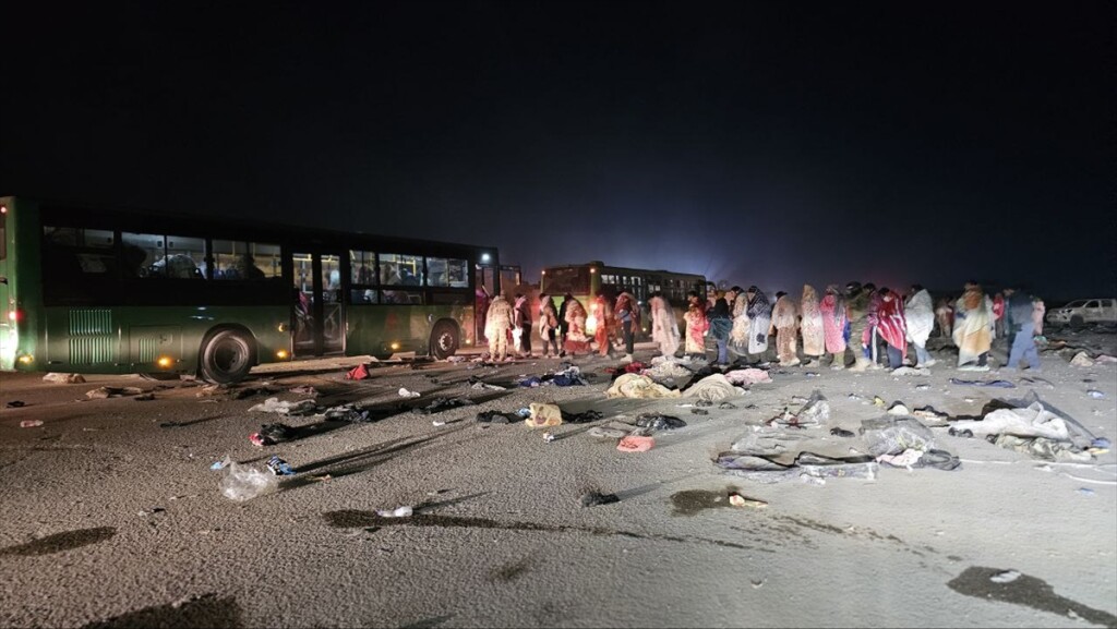 Irak’a kaçan devrik Esed rejimine bağlı 1905 asker Suriye’ye iade edildi