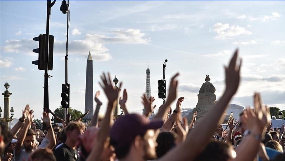Fransa'dan son gösterilerde bazı sosyal medya platformlarının kısıtlandığı itirafı
