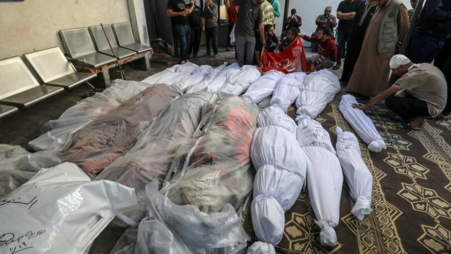 Gazze'de kimliği tespit edilemeyen parçalanmış cenazeler toplu mezarlara defnediliyor
