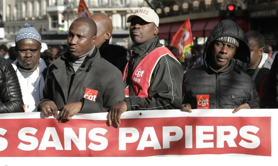 Fransız Senatosunun karşısında göçmen işçilere oturum verilmesi için gösteri düzenlendi