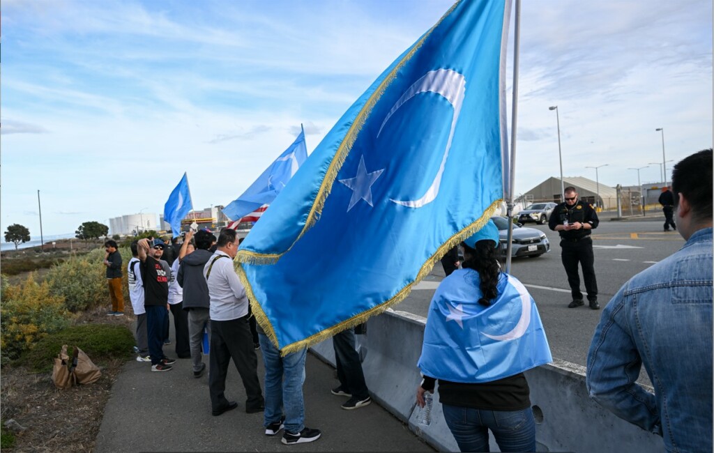 ABD'de yaşayan Uygur Türkleri San Francisco'da Çin Devlet Başkanı Xi Jinping'i protesto etti
