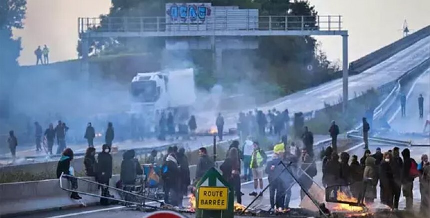 Fransa'da kemer sıkma politikaları karşıtı eylemler düzenleniyor