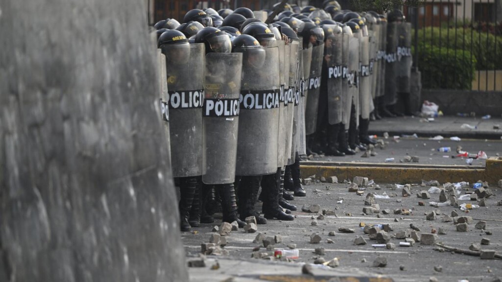 Peru'da hükümet karşıtı protestolarda ölenlerin sayısı 69'a çıktı