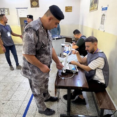 Irak'ta güvenlik birimlerinde görevli olanlar parlamento seçimi için oy kullanmaya başladı