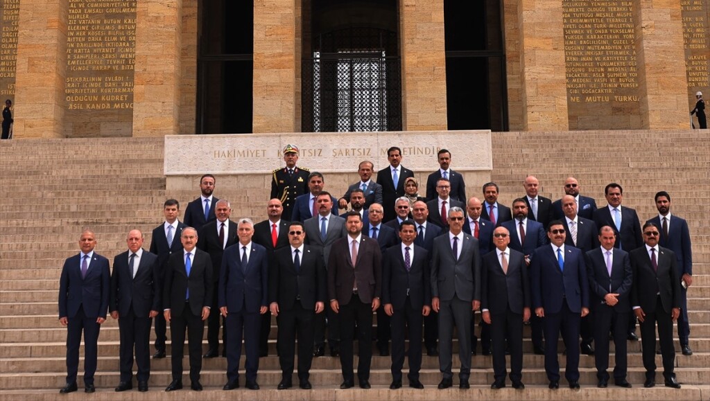 Başbakan Sudani ve beraberindeki heyetten Anıtkabir’e ziyaret