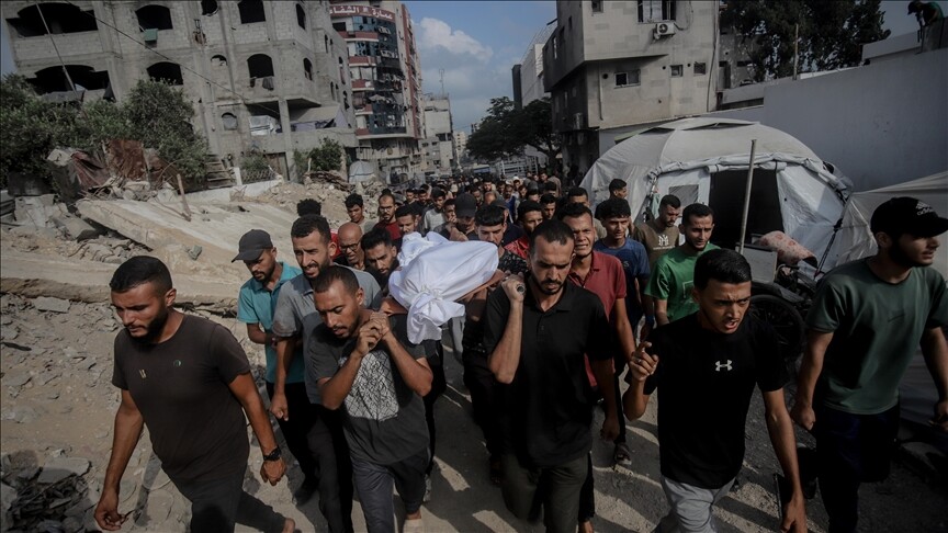 İsrail'in Gazze'de iki evi bombalaması sonucu 10 Filistinli hayatını kaybetti