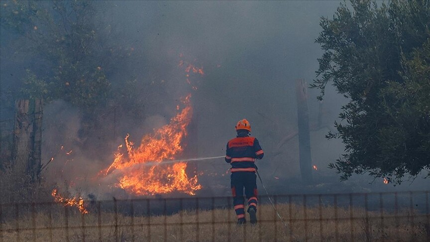 İtalya'nın Sicilya Adası'ndaki orman yangınları yerleşim yerlerini tehdit ediyor