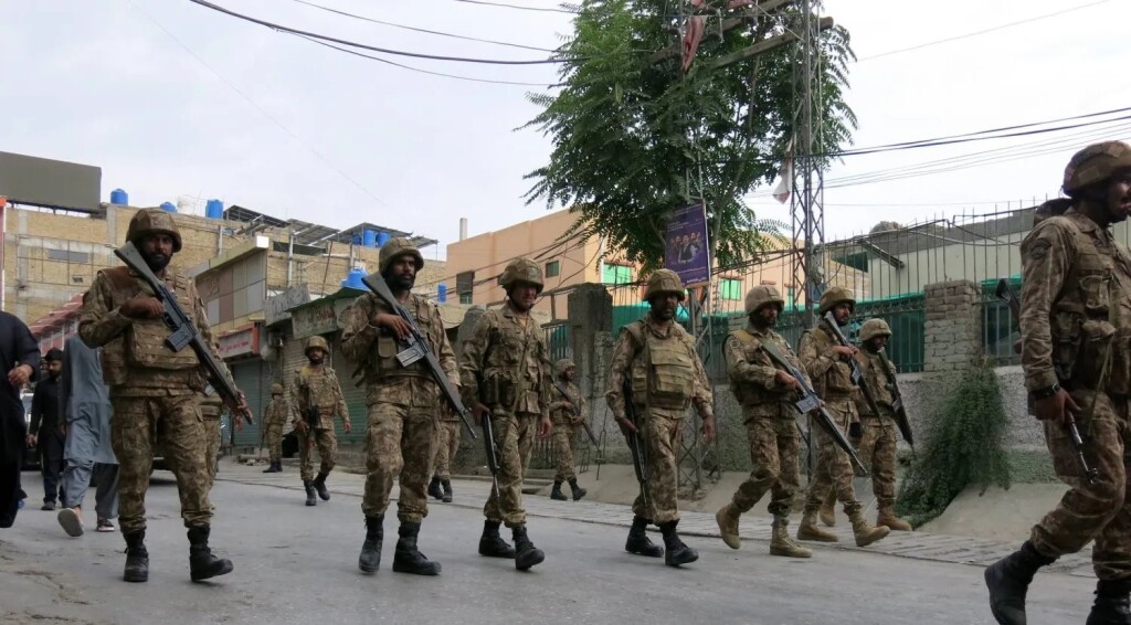 Pakistan'da şiddetli çatışma: 33 militan öldürüldü