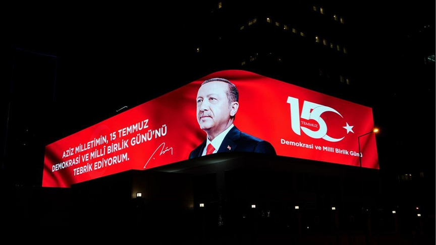 Türkiye Cumhurbaşkanı Erdoğan'ın, 15 Temmuz mesajı, İletişim Başkanlığı'ndaki dijital gösterim ekranında yayınlandı