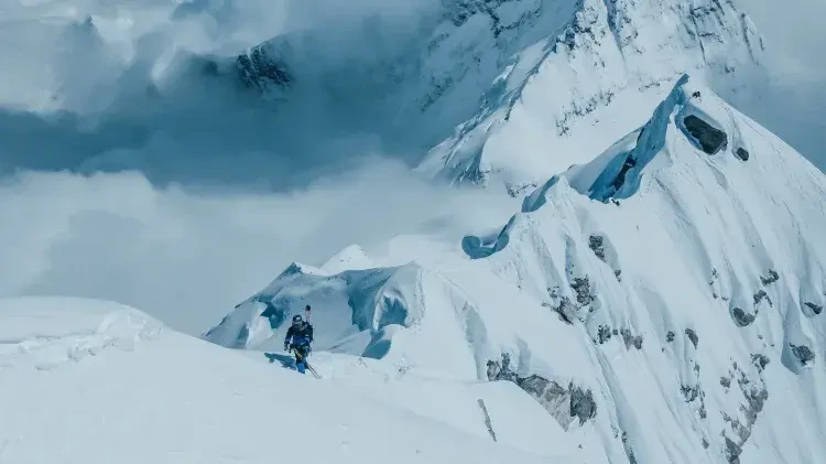 Everest Dağı'nda kar fırtınası nedeniyle mahsur kalan yüzlerce kişi için kurtarma çalışmaları sürüyor