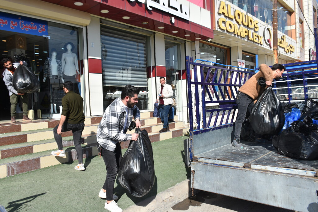 Kerkük'ten depremzedeler için ayakkabı ve kıyafet yardımı