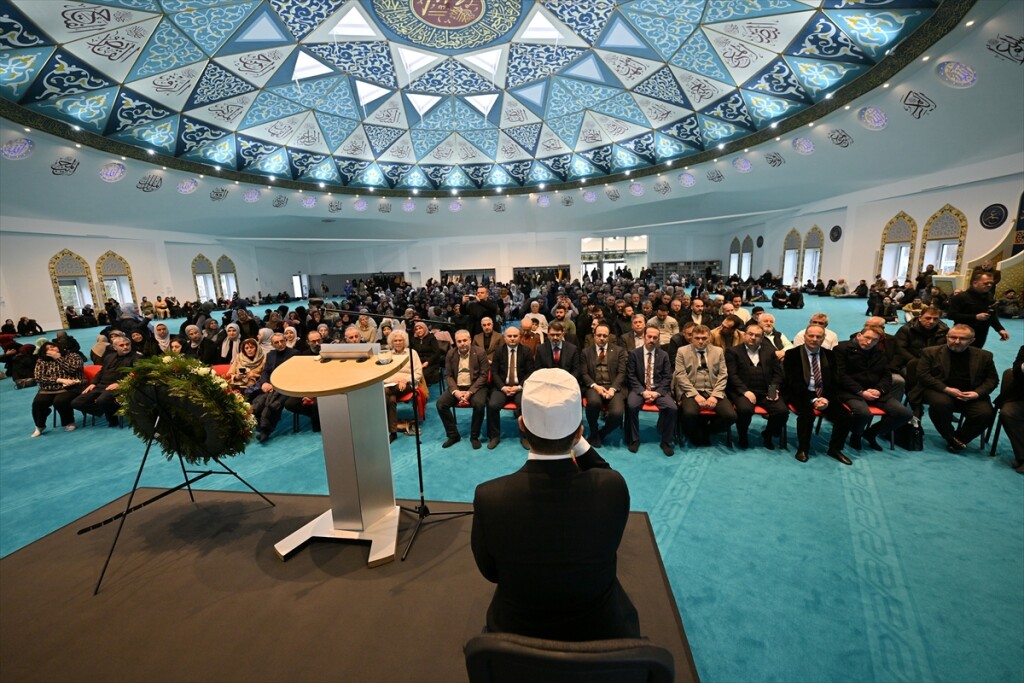 Almanya'da 10 yılda inşa edilen DİTİB Essen Merkez Camisi dualarla ibadete açıldı