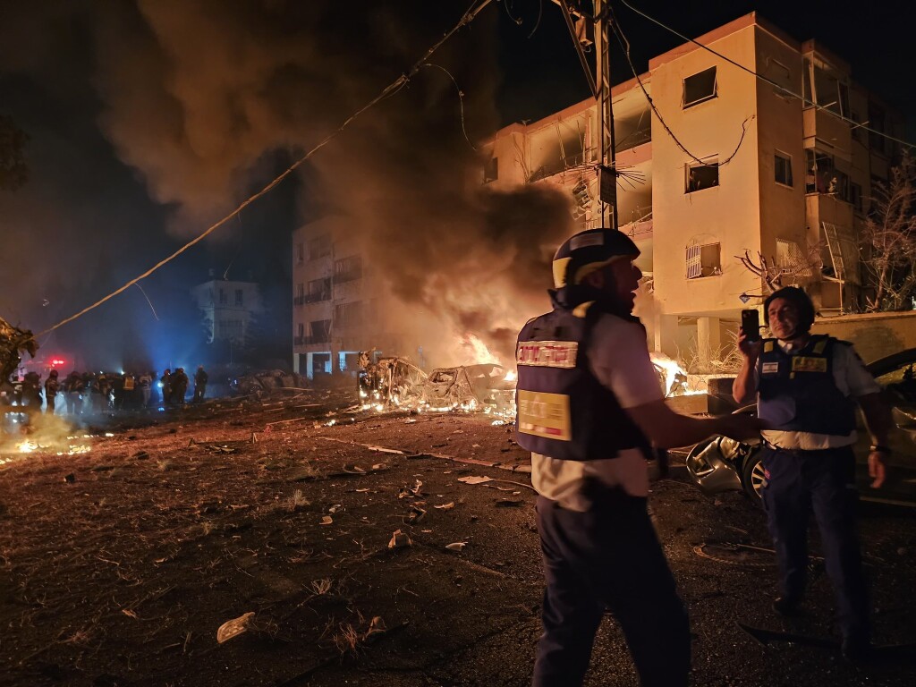 İran'ın füze saldırılarının ardından İsrail'in kuzeyinde isabet alan bölgede yangın çıktı