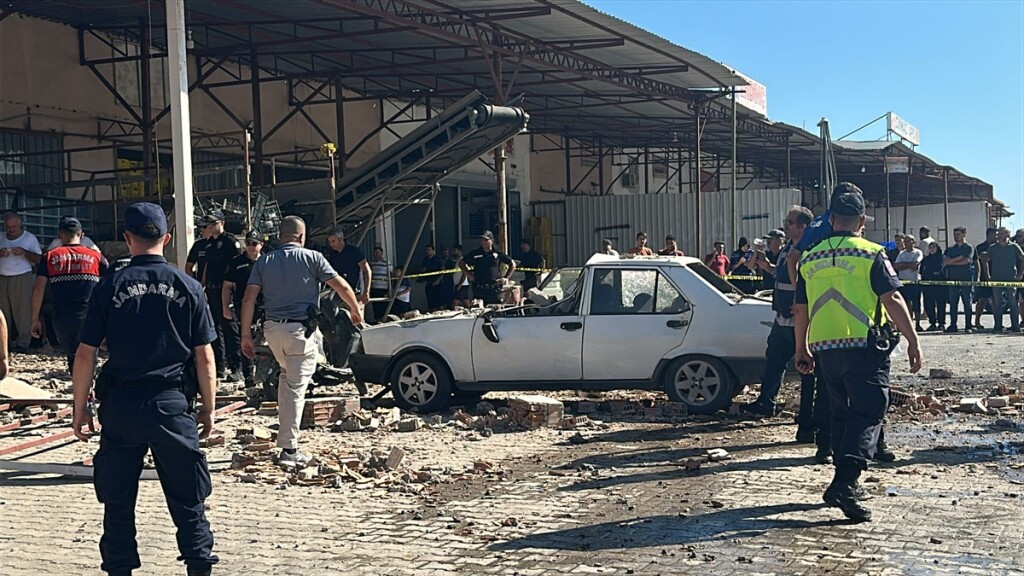 Antalya'da toptancı halinde meydana gelen patlamada 4 kişi yaralandı