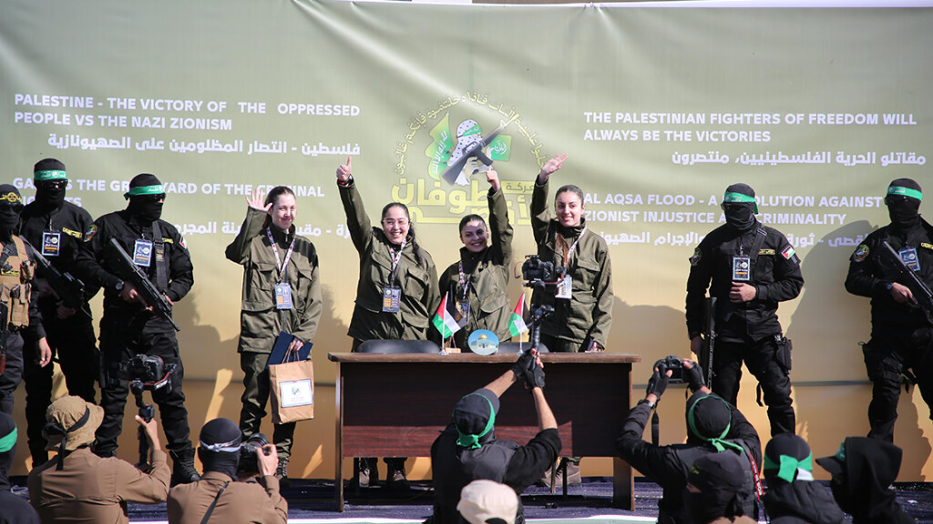 Gazze'de tutulan 4 İsrailli kadın esir, Kızılhaç ekiplerine teslim edildi