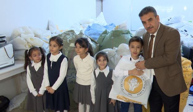 Hava soğudu, dayanışma ısındı: Türkmen öğrencilerine mont dağıtımı yapıldı