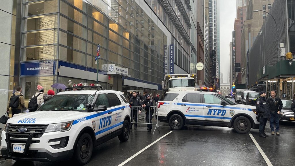 New York’ta bir kişi Times Meydanı'nda ateşe verildi