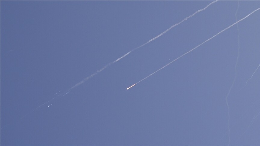 İran'dan atılan füzelerden ikisi İsrail'in orta kesimlerine isabet etti