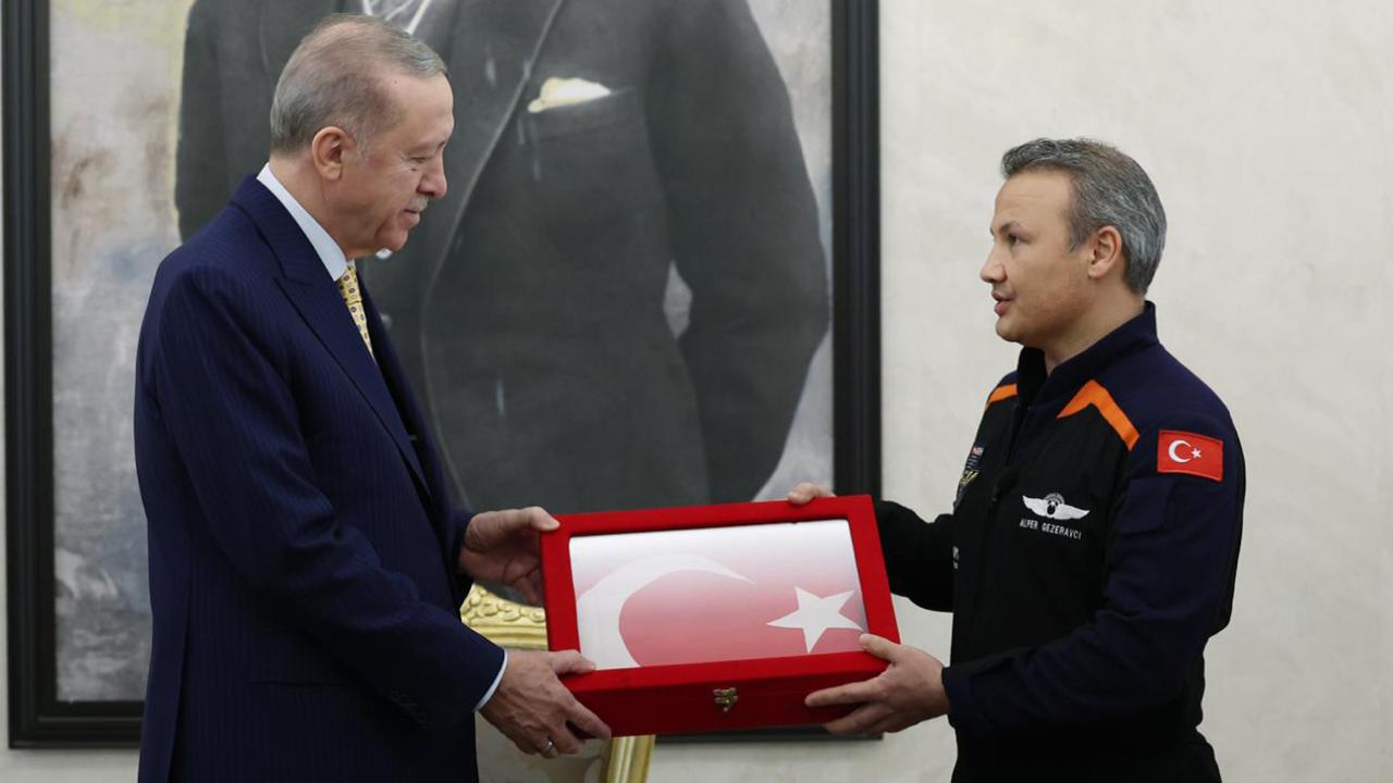 Türkiye Cumhurbaşkanı Erdoğan, Türkiye'nin ilk astronotu Gezeravcı'yı kabul etti