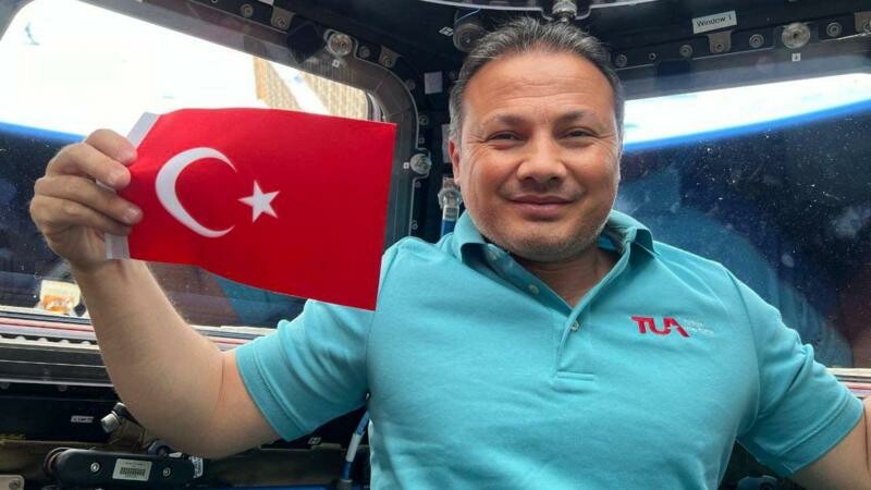 İlk Türk astronot Alper Gezeravcı Dünya'ya döndü