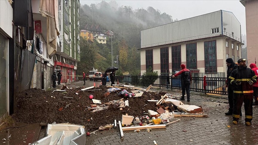 Rize'de toprak kayması sonucu 1 kişi hayatını kaybetti, 4 kişi yaralandı