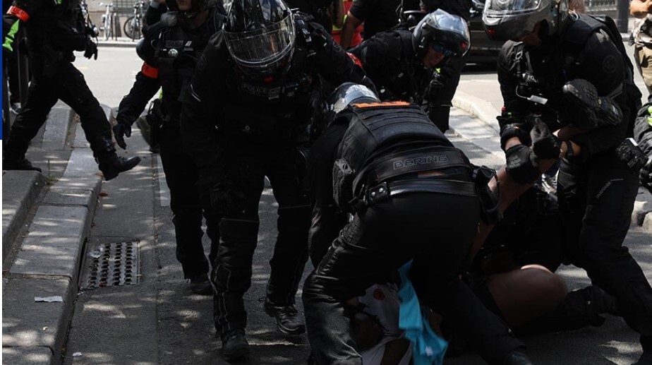 Paris'te hafta sonu yapılan gösteride polisin uyguladığı şiddete soruşturma