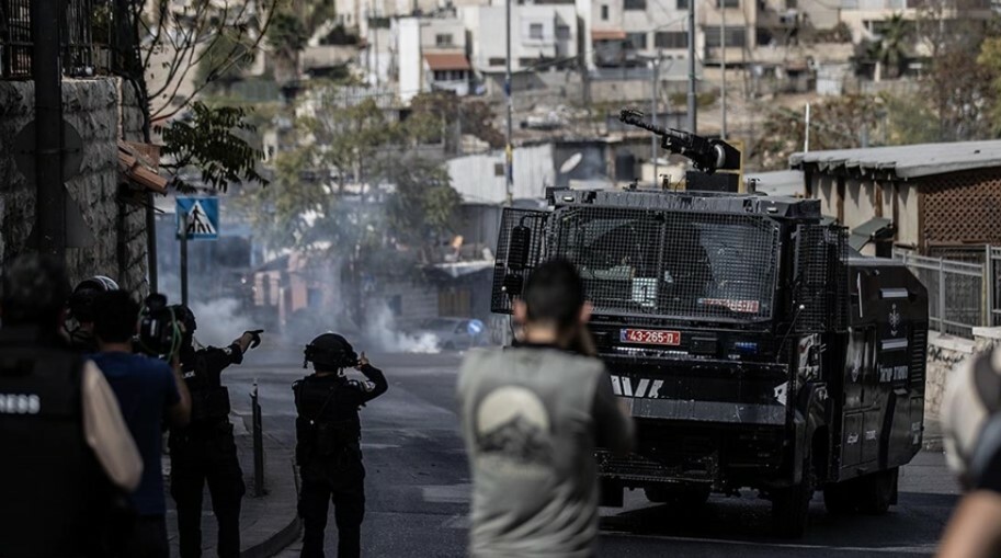 İsrail, Filistinli gençlerin Mescid-i Aksa'da cuma namazı kılmasına yine izin vermedi