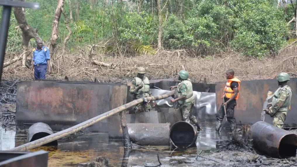 Nijerya'da kaçak petrol rafinerileri ordu tarafından imha edildi