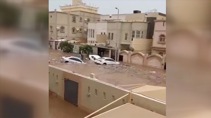 Suudi Arabistan’ı sel vurdu: 2 ölü