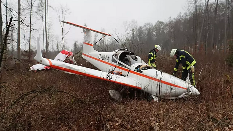 Almanya'da küçük uçağın düşmesi sonucu iki kişi hayatını kaybetti