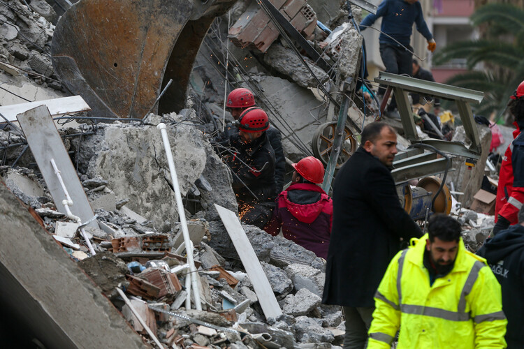 Türkiye'deki depremlerde 2 bin 921 kişi hayatını kaybetti, 7 bin 840 kişi sağ kurtarıldı