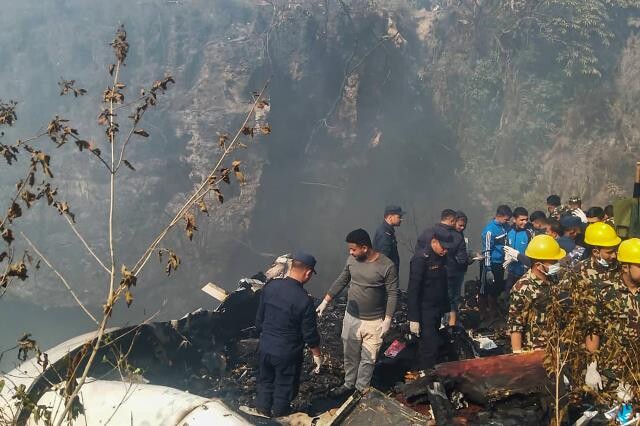 Nepal'de düşen yolcu uçağında hayatını kaybedenlerin sayısı 70'e yükseldi