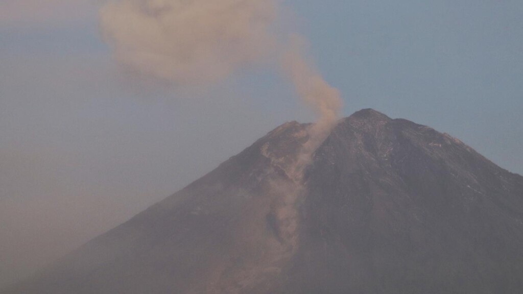 Endonezya'daki Semeru Yanardağı'nda 2 patlama meydana geldi