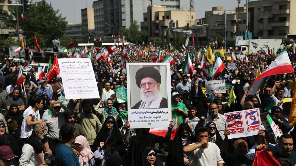 Tahran'daki İnkılap Meydanı'nda toplanan İranlılar ABD'nin saldırılarını protesto etti