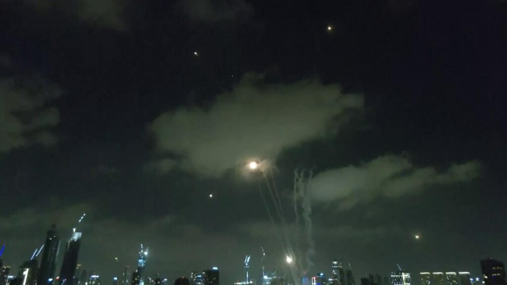 İran, İsrail'e füze saldırısı düzenledi