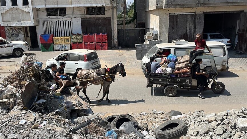 İsrail saldırı başlatacağını duyurarak Gazze'deki Filistinlileri zorla yerinden etmeyi sürdürüyor