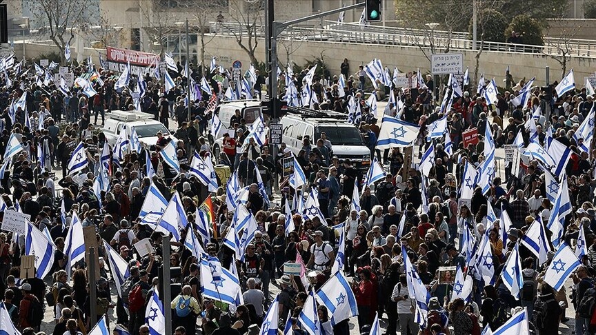 Binlerce İsrailli, Netanyahu'nun tartışmalı yargı düzenlemesini Meclis önünde protesto etti