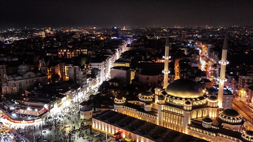 Taksim Meydanı ve İstiklal Caddesi'nde yılbaşı yoğunluğu