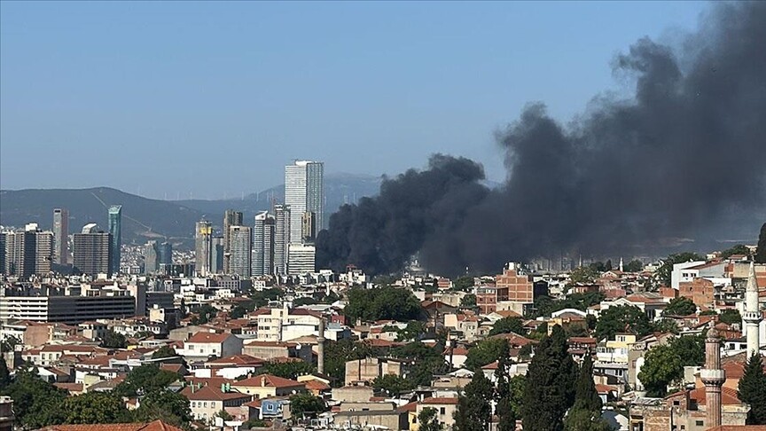 İzmir'de depoda çıkan yangına müdahale ediliyor